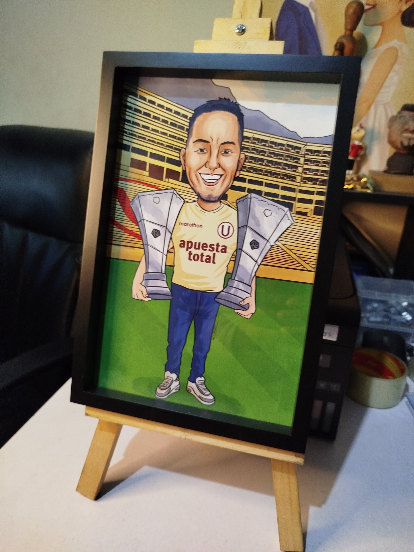 Caricatura personalizada con cuadro Bicampeon Universitario de Deportes